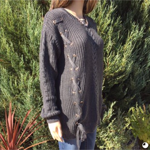 CABLE KNIT W/ DECORATIVE TIES one large left - Picture 3 of 8